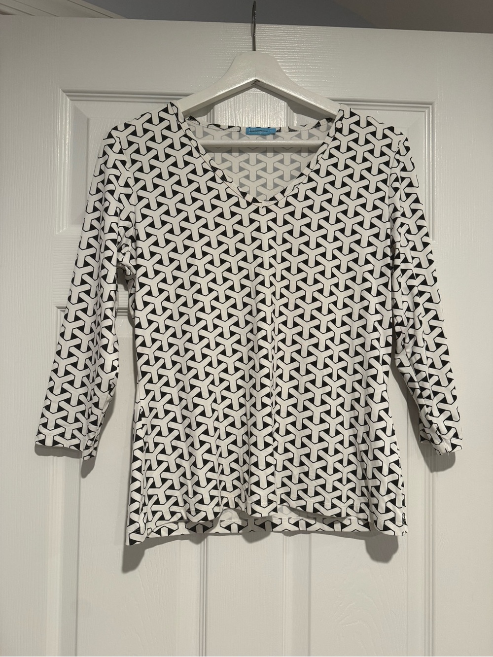 J. McLaughlin Black & White Geometric V-Neck Long Sleeve Top